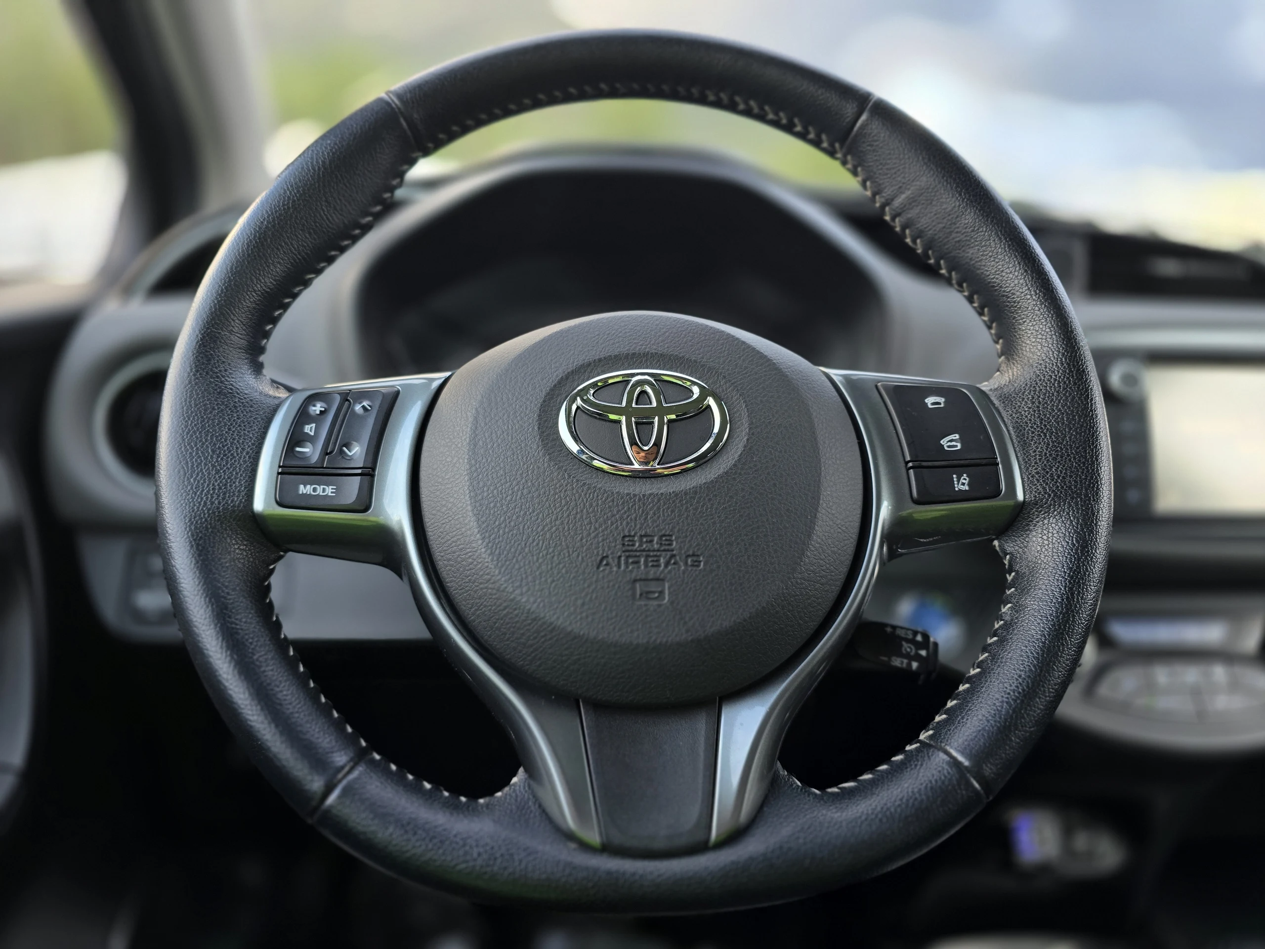 Toyota YARIS 2015 - Photo 2