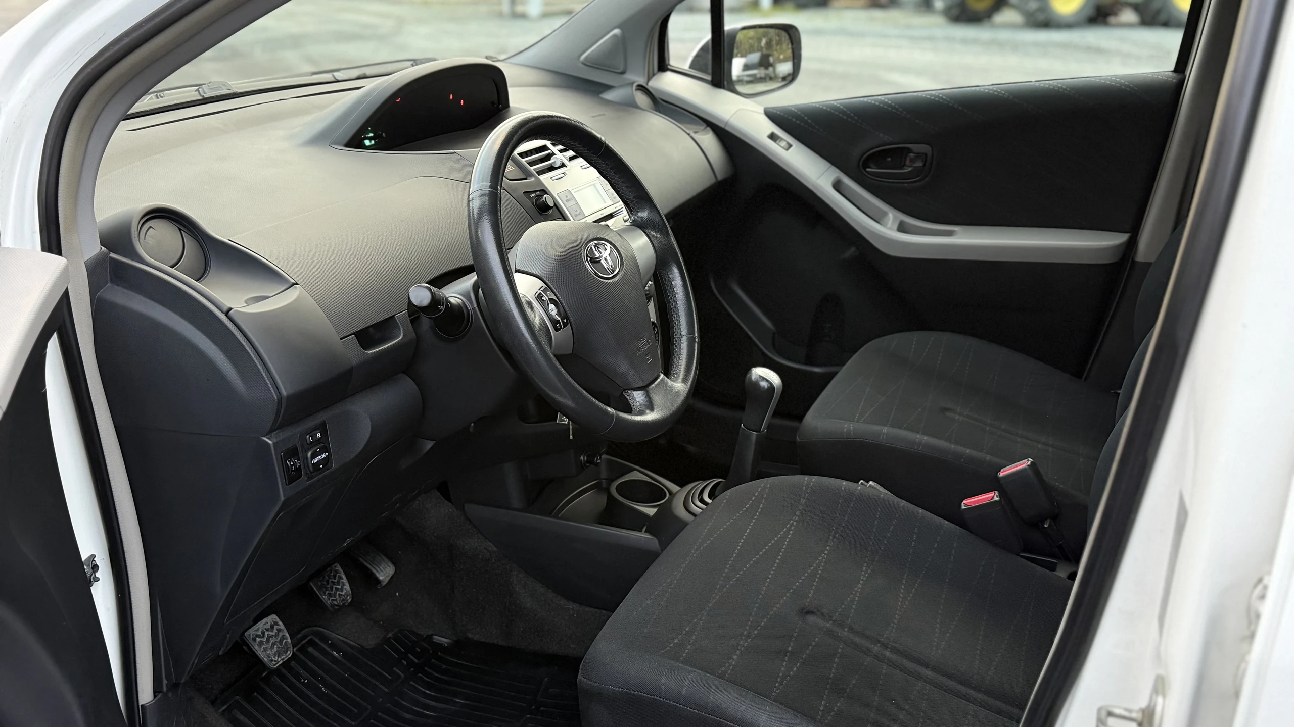 Toyota YARIS 2007 - Photo 12
